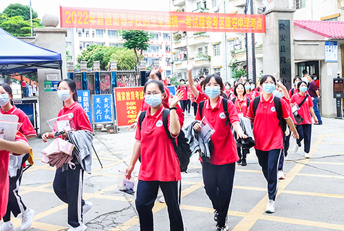 考生们信心满满地奔向梦想的“战场”。（李韩诚　摄）