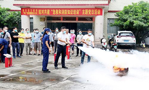 职工们在消防人员的指导下学习使用灭火器。（农光任 摄）