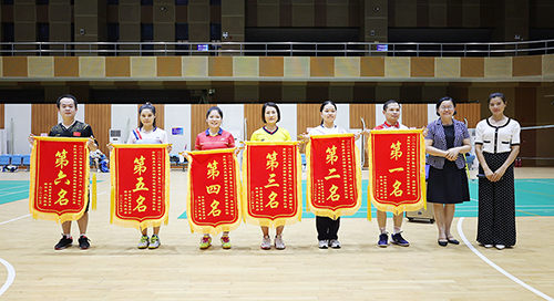 杨梅莉出席颁奖仪式，并为获奖参赛队颁奖。（陆呈术   摄）