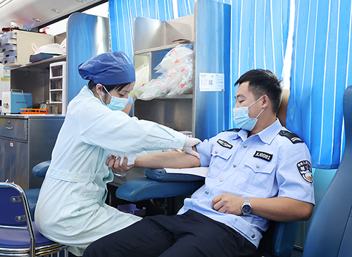 民警在献血。（凌睿偲   摄）