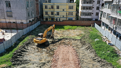 隆安县城市综合停车场建设项目施工现场。