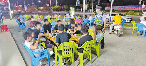 民警对餐饮夜市进行检查。