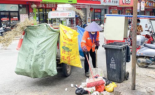 环卫工人在清扫垃圾。（邓荣村　摄）