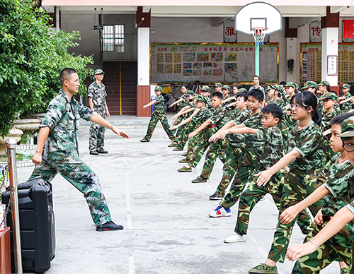 同学们认真操练擒敌拳，一招一式尽显少年英姿。