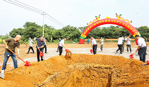 出席仪式的领导及嘉宾共同挥锹铲沙，培土奠基。