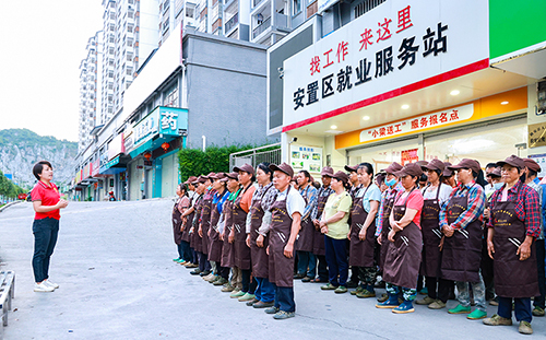 梁佳将实际签到人员直接派送至企业和农业基地进行务工。（何宏生　摄）