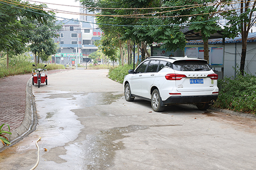 公园道路上车辆随意停放。