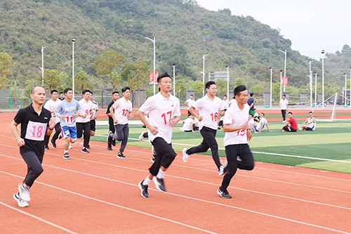 教师们进行耐力跑测试。