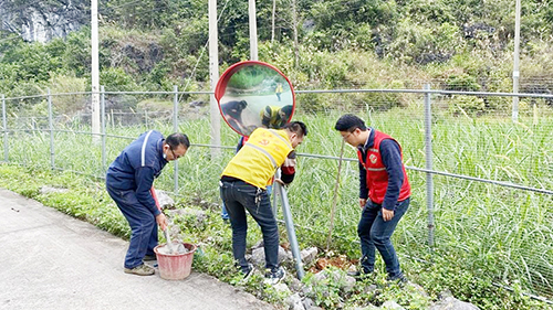 村民们正在安装交通广角镜。