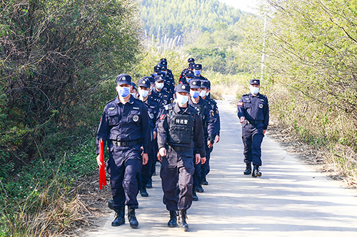 县公安局特巡警大队正在进行野外徒步拉练活动。