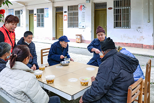 在雁江镇养老院，老人们品尝志愿者们送来的可口汤圆。