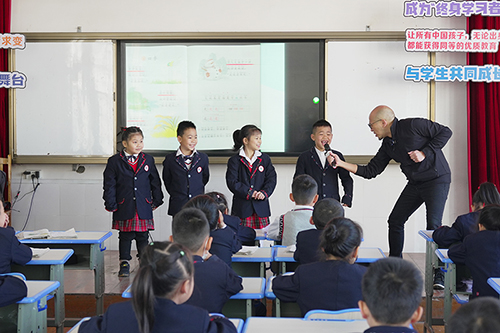 戏剧课堂上同学们积极参与互动。（王 旭　摄）