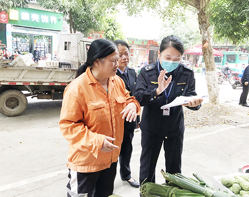 执法人员对占道经营、出摊经营、未按规定区域经营等行为进行劝导。