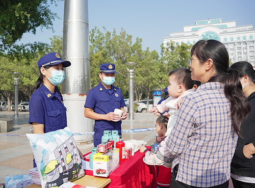 陆凤仪依托“119”消防安全宣传活动月向群众开展消防安全知识科普。