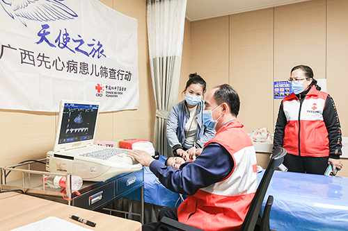 先心病患儿在接受心胸血管外科专家检查。（黄 熙　摄）