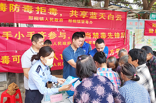 民警向群众宣传反诈知识。
