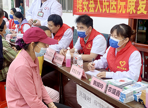 医护人员认真解答村民关于疾病防治等方面咨询。（林艳芳  摄）