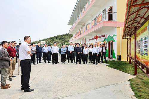 与会人员参观城厢镇东信村富凤养鸡基地。（潘 华   摄）