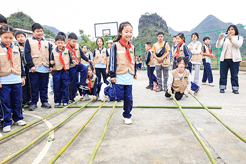 学生们跳起了欢快的竹竿舞。