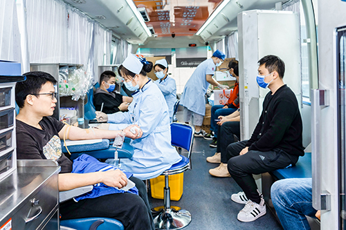 县人民医院党员医护人员踊跃无偿献血。（黄选彪  摄）