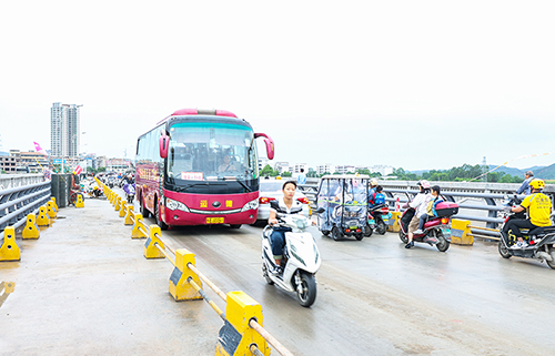 县城右江大桥恢复通车。