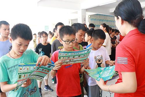 同学们认学习读垃圾分类知识。