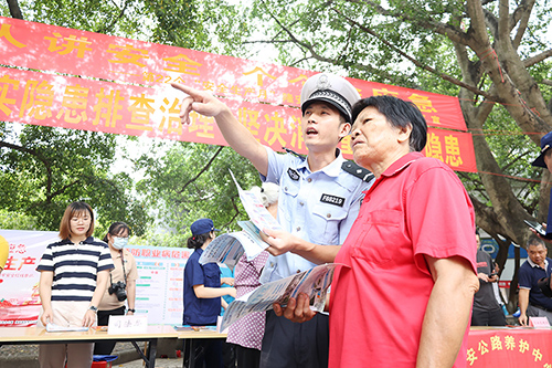 民警现场向市民普及交通安全知识。（许嘉佳   摄）