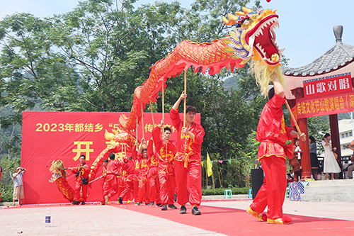 开幕式上的舞龙表演。（潘玲艳   摄）