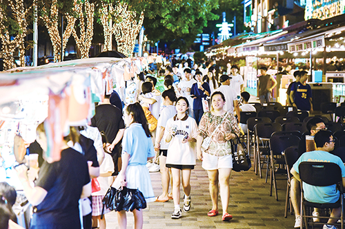 东盟盛天地商业街外街集市吸引不少市民前来消费。（记者黄红锦   摄）