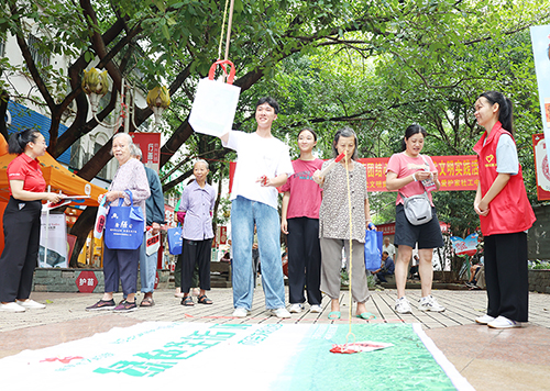 活动游戏吸引了不少群众踊跃参与。（黄永福   摄）