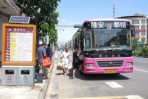 市民们有序乘坐公交车。