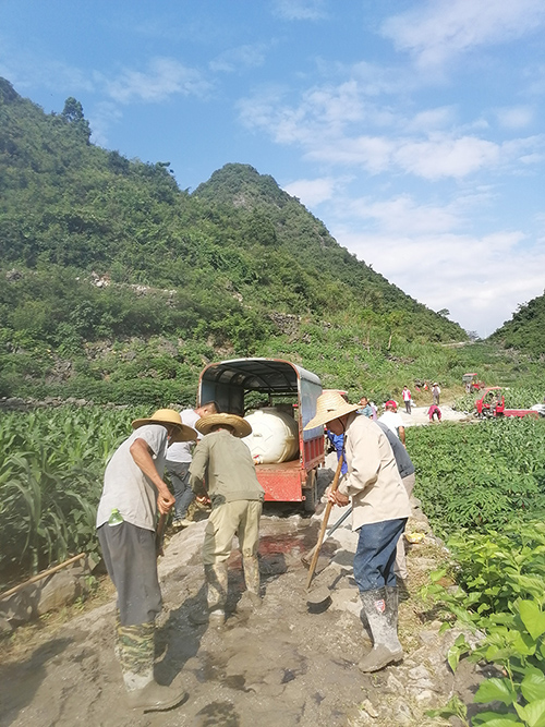 村民分工合作修建机耕路。（梁美利 摄）