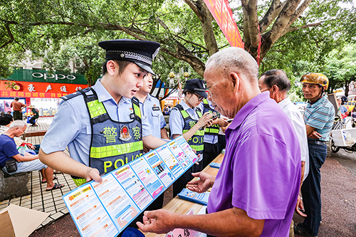 民警向群众宣传反诈知识。