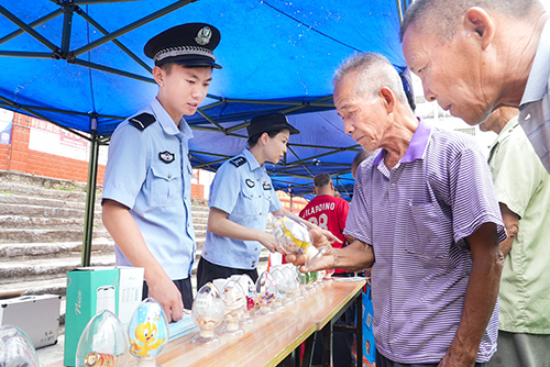 民警给群众宣传讲解常见毒品。（陆晓雯　摄）