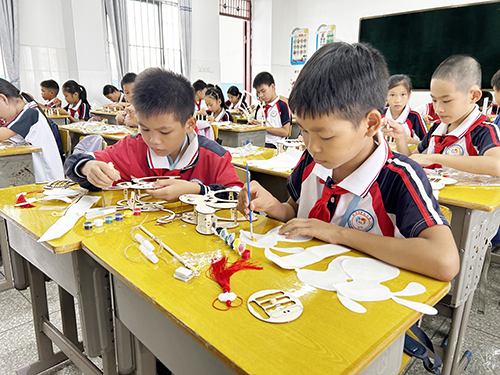 学生们正在认真制作花灯。（陆凯娴  摄）