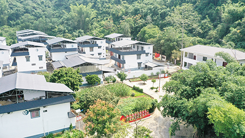 团结村岜官屯房屋错落有致。（黄永福   摄）