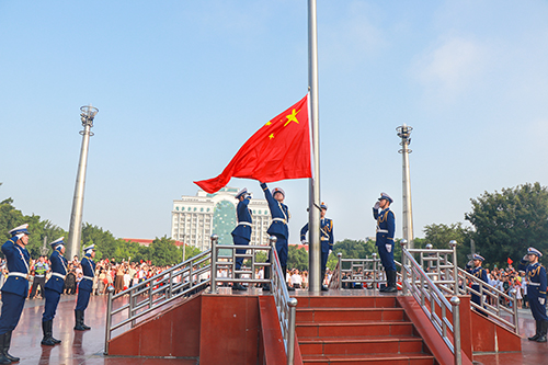 鲜红的五星红旗在雄壮的国歌声中缓缓升起。