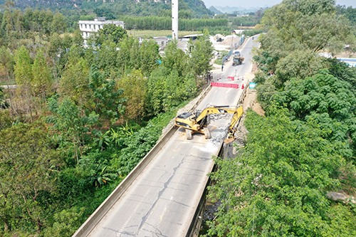 施工人员正在拆除大桥护栏。（陈建倬  摄）