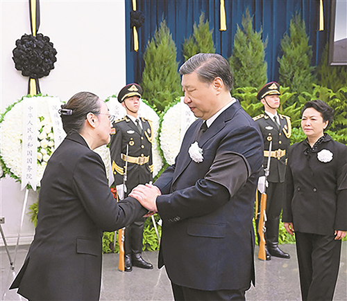 　　11月2日，李克强同志遗体在北京八宝山革命公墓火化。习近平、李强、赵乐际、王沪宁、蔡奇、丁薛祥、李希、韩正等前往八宝山送别，胡锦涛送花圈表示哀悼。这是习近平与李克强亲属握手，表示深切慰问。 新华社记者   谢环驰/摄