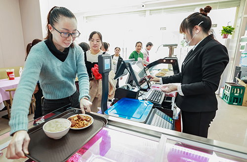 “长者食堂”营业当天顾客盈门。（许嘉佳　摄）