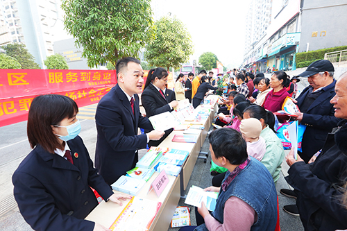 工作人员现场向居民宣讲法律知识。