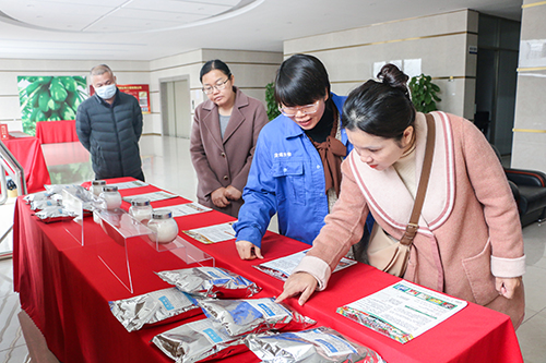 专家组在南宁庞博生物工程有限公司检查。（许嘉佳　摄）