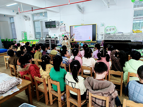 县幼儿园孩子们学唱《数九歌》。（县幼儿园提供）