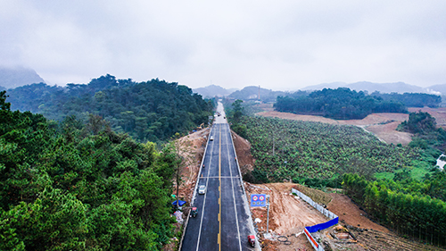 通车后的G324线隆安县驮欣桥。（隆安公路养护中心供图）