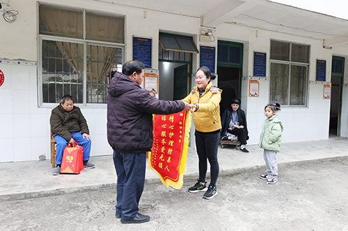 卢电都的亲属给南圩镇敬老院送锦旗致谢。