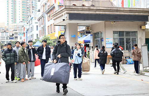 学生们元气满满地返回校园。（陈素珍   摄）