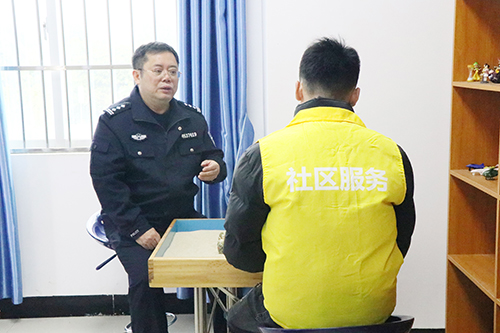 民警对社正矫正对象进行心理疏导。（零伟权  摄）