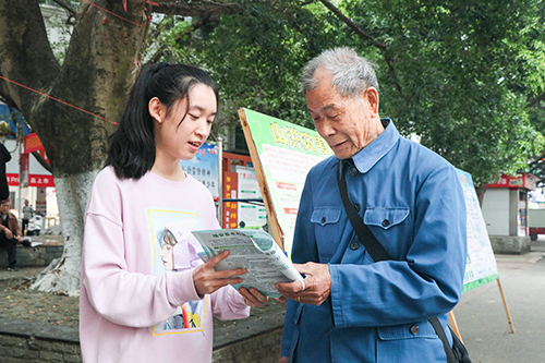 工作人员向市民宣传节约用水等相关知识。（黄治坤　摄）