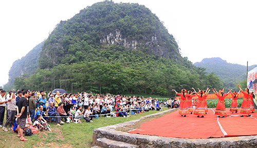 群众们歌圩节上载歌载舞庆祝“广西三月三”。