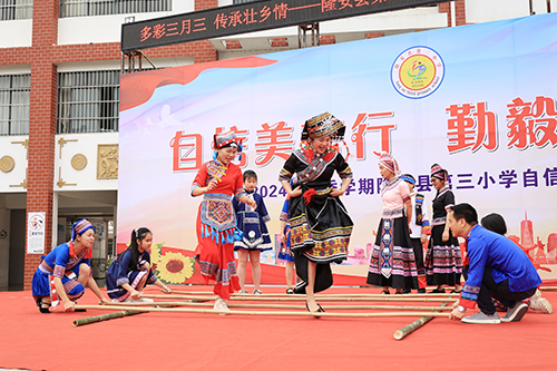 师生齐跳竹竿舞。